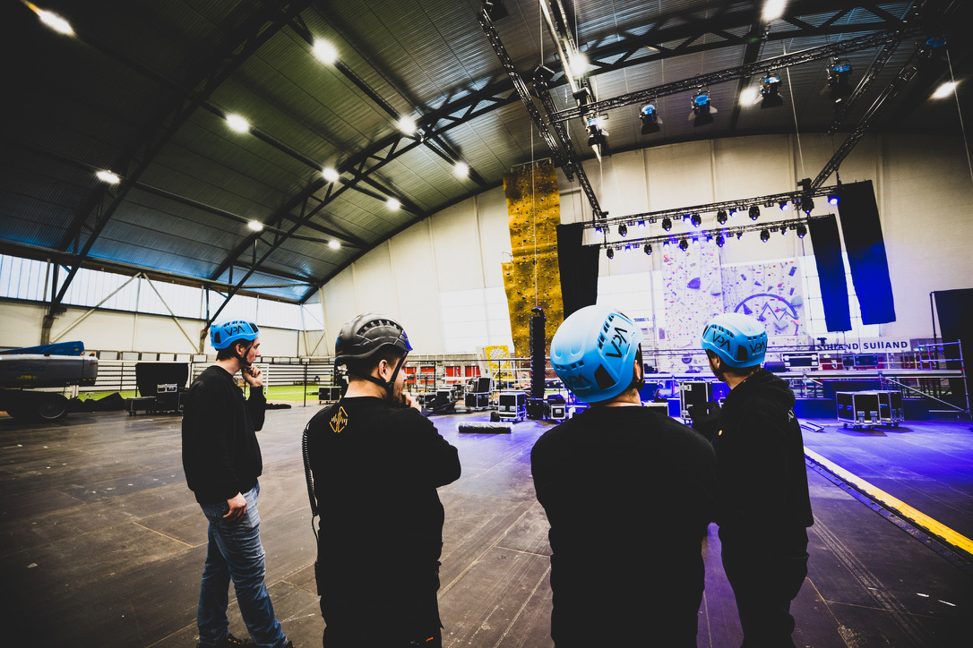 VPA-crew ser over scene og lysrigg i en hall