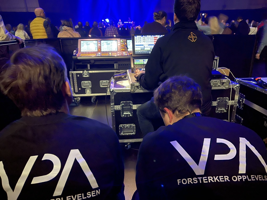 VPA-crew ved lyd- og lyskontroll under konserten