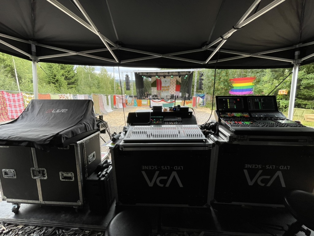 Lyd- og lyskontroll med utsikt mot festivalscenen