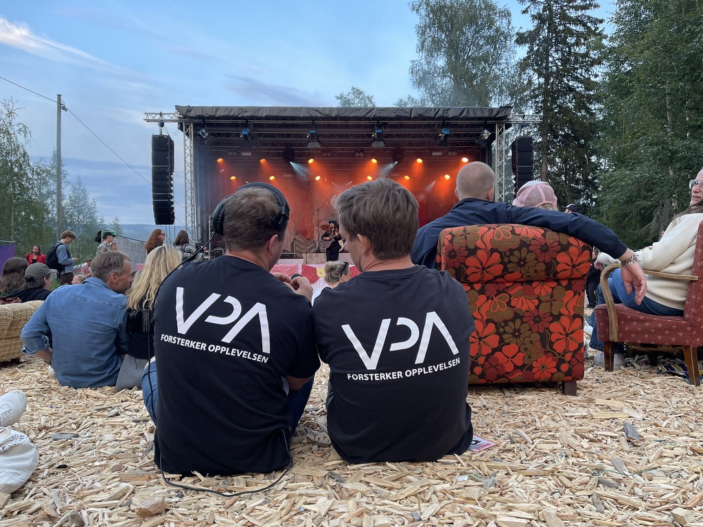 To fra VPA sitter blant publikum og følger konserten på festivalscenen